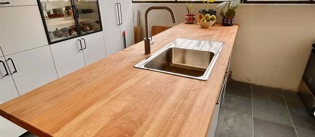 Cubierta de cocina en madera nativa